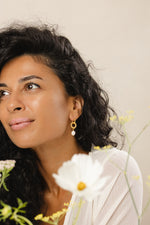 ORELIA • Pearl gold huggies