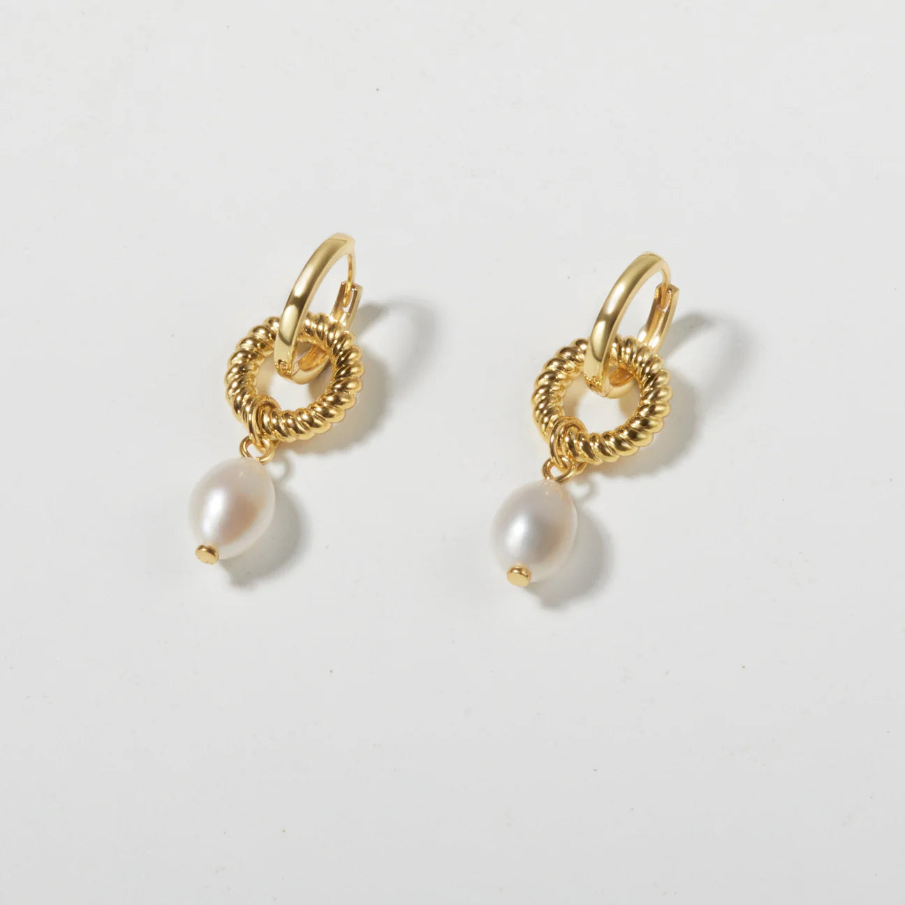 ORELIA • Pearl gold huggies